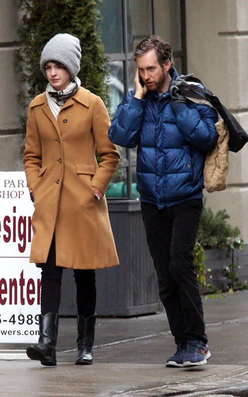 Энн Хэтэуэй носит огромную шапку. Фото