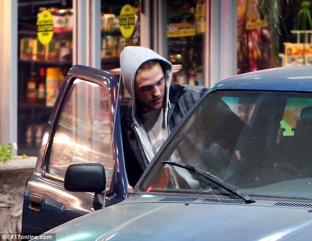 Паттинсон и Стюарт наведались в магазин посреди ночи. Фото