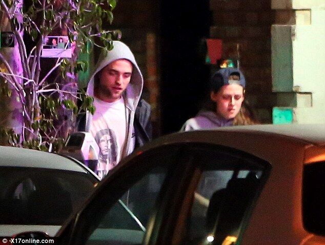 Паттинсон и Стюарт наведались в магазин посреди ночи. Фото