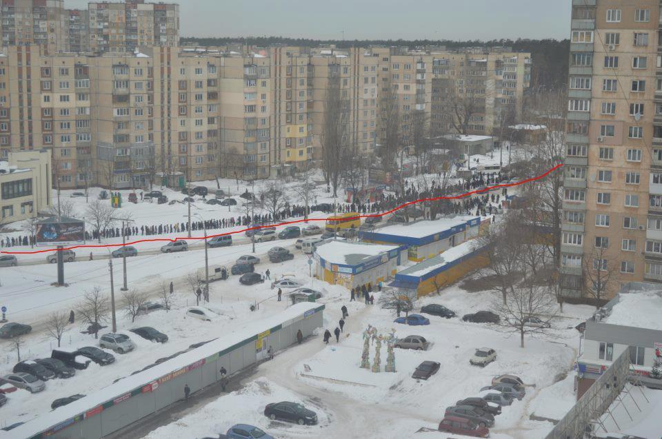 Жители Киева стоят в километровых очередях на маршрутки.  Видео
