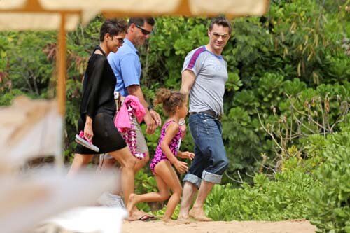 Холли Берри отдыхает на Гавайях с семьей. Фото