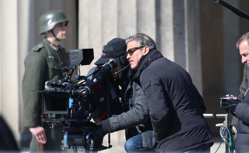 Джордж Клуни вывел на площадку "Людей-памятников"