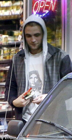 Паттинсон и Стюарт наведались в магазин посреди ночи. Фото