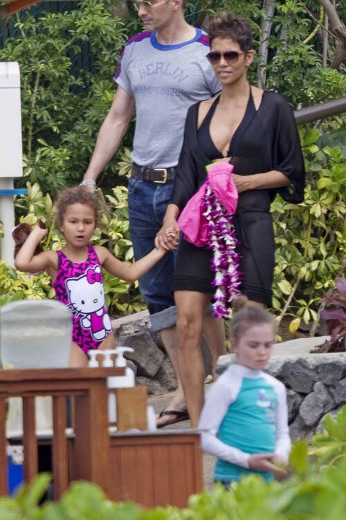 Холли Берри отдыхает на Гавайях с семьей. Фото