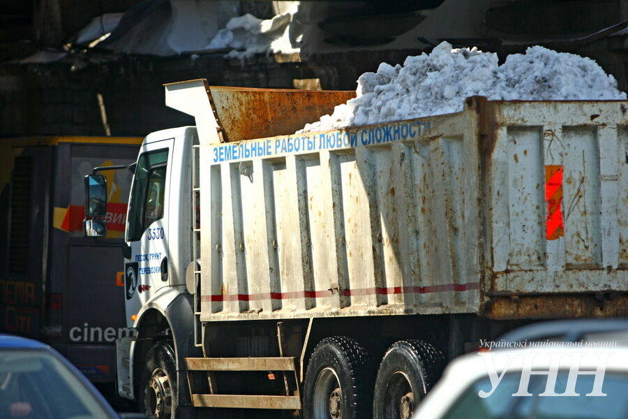 В Киеве сбрасывают снег в реку Лыбидь
