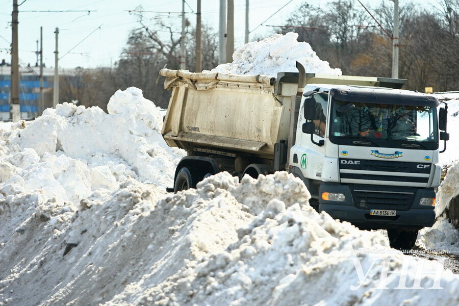 В Киеве сбрасывают снег в реку Лыбидь