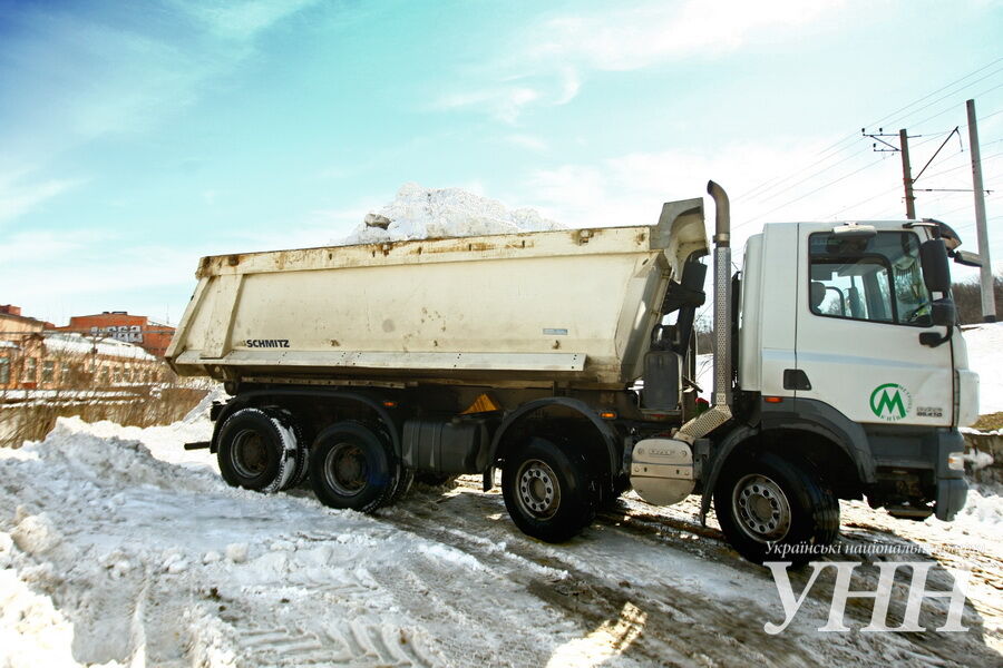 В Киеве сбрасывают снег в реку Лыбидь