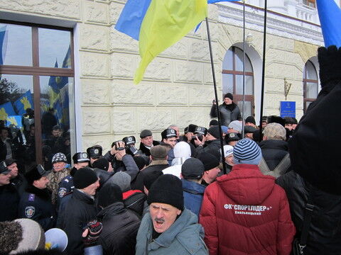 У Хмельницькому побилися свободівці і регіонали. Відео