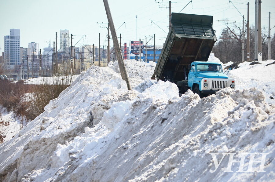 В Киеве сбрасывают снег в реку Лыбидь