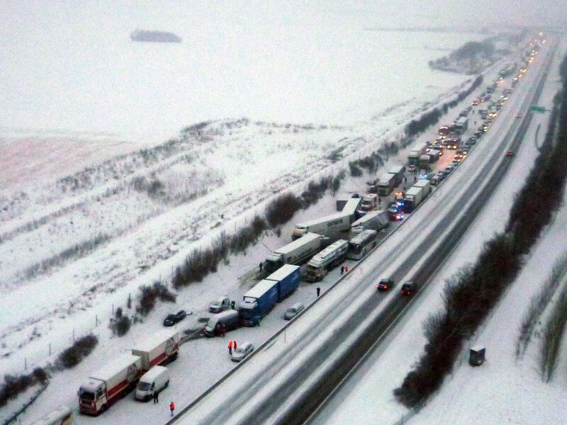 Австрия страдает от снега, как и Украина. Видео