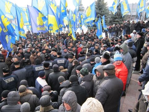 У Хмельницькому побилися свободівці і регіонали. Відео