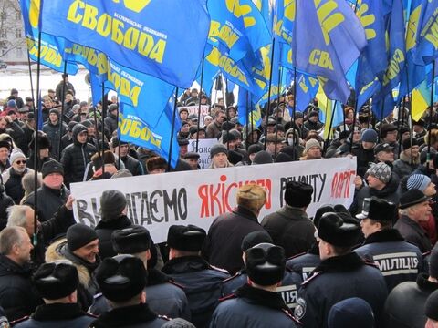 В Хмельницком подрались свободовцы и регионалы. Видео