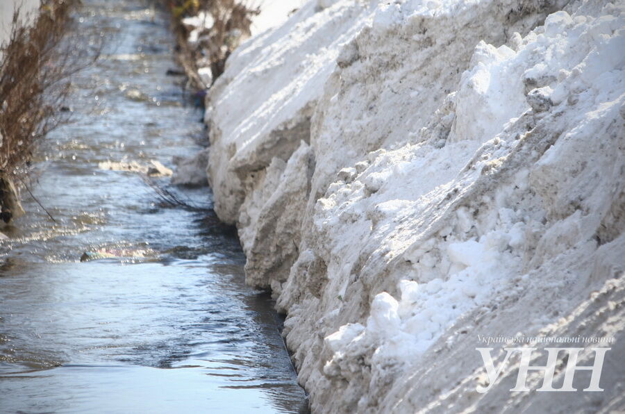 В Киеве сбрасывают снег в реку Лыбидь