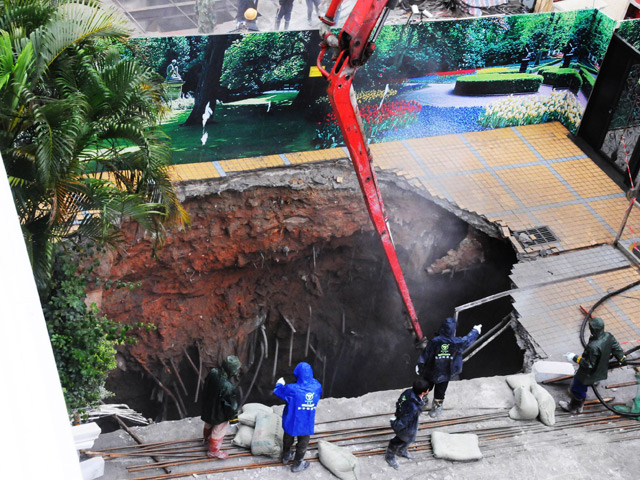 Мужчину засосало в 16-метровую дыру в земле. Фото. Видео