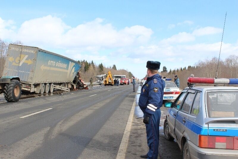 В России фура расплющила туристический автобус: шесть погибших. Обновлено