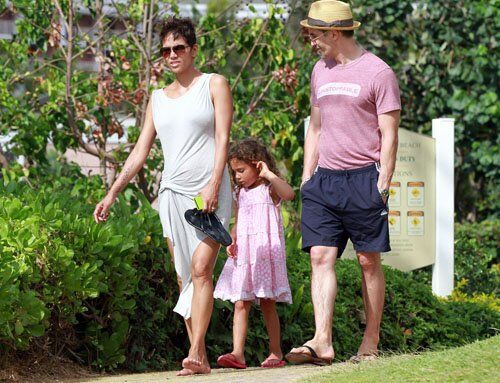 Холли Берри с семьей наслаждается прогулкой. Фото