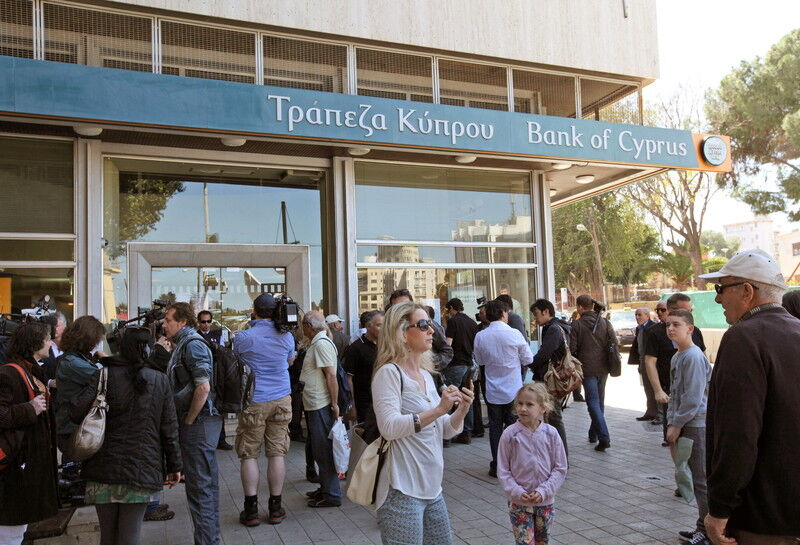 Кипрские банки открылись под охраной полиции