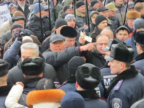 У Хмельницькому побилися свободівці і регіонали. Відео