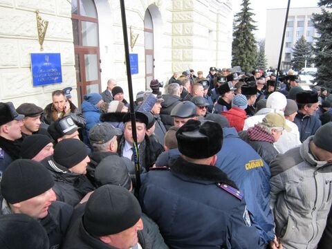 У Хмельницькому побилися свободівці і регіонали. Відео