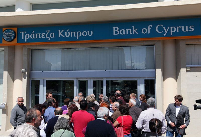 Кипрские банки открылись под охраной полиции