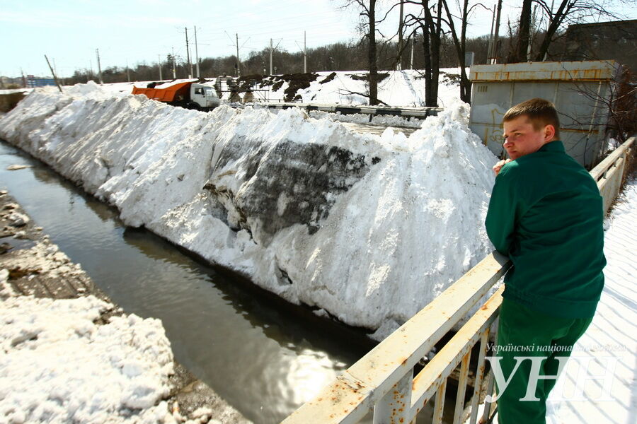 В Киеве сбрасывают снег в реку Лыбидь