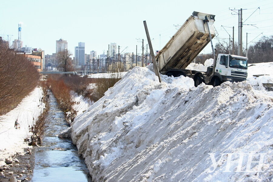 В Киеве сбрасывают снег в реку Лыбидь