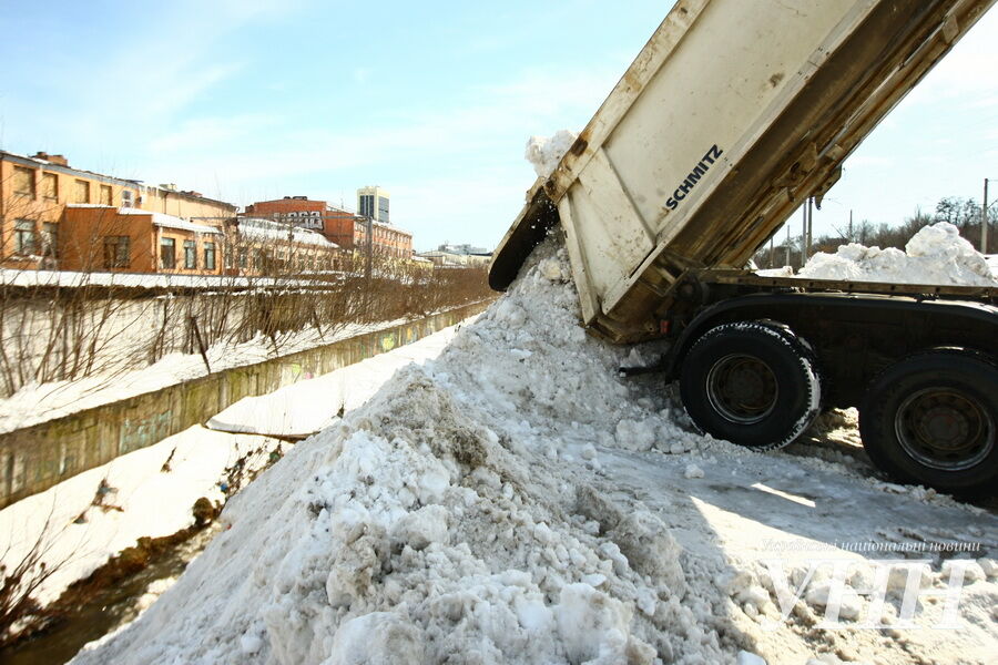 В Киеве сбрасывают снег в реку Лыбидь