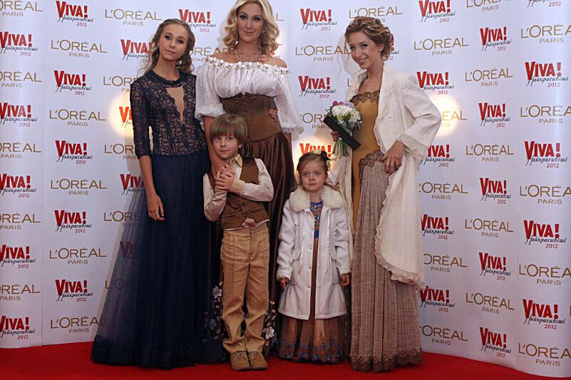 Звезды показали свои лучшие наряды на "ViVa-2012"