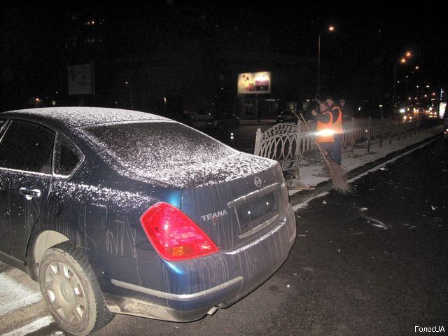 В центре Киева дипломатическая машина растрощила ограду. Фото