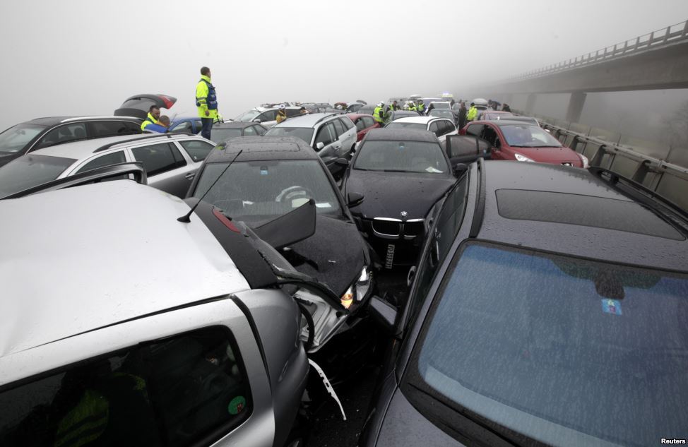 В Швейцарии из-за тумана столкнулись полсотни машин