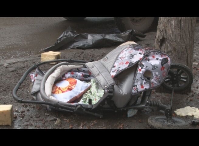 В Красноярске автомобиль "взлетел" до 2 этажа и раздавил семью