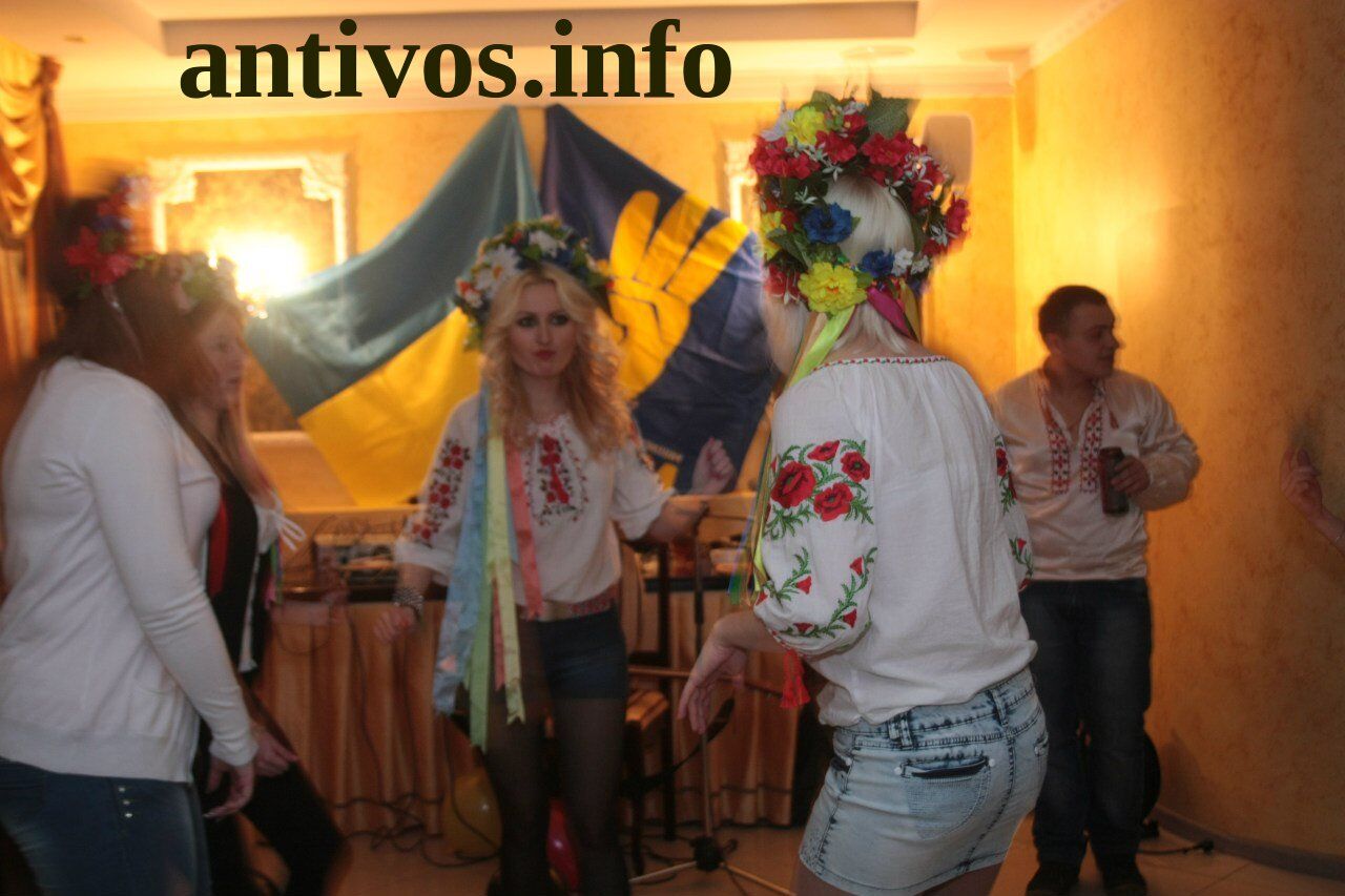 "Свободовцы" на украинской дискотеке обменивались нацистскими приветствиями