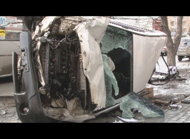 В Красноярске автомобиль "взлетел" до 2 этажа и раздавил семью