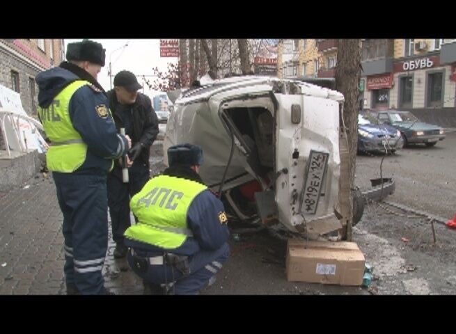 В Красноярске автомобиль "взлетел" до 2 этажа и раздавил семью
