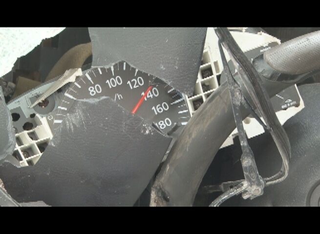 В Красноярске автомобиль "взлетел" до 2 этажа и раздавил семью