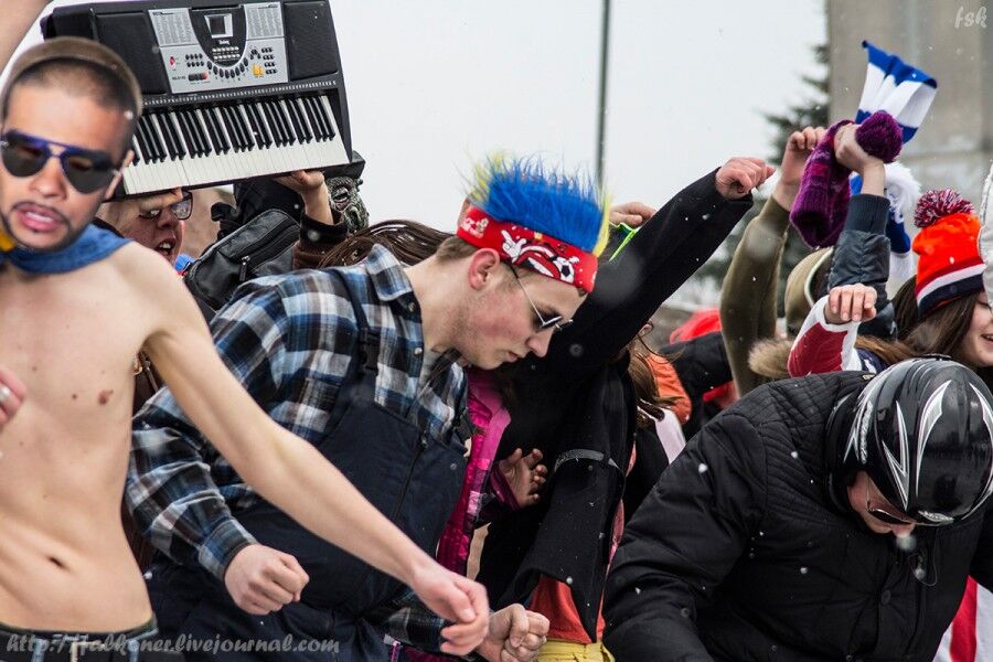 Киевляне устроили массовый флешмоб Harlem Shake. Видео