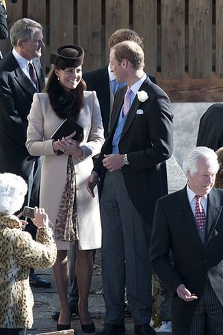 Британские монархи веселятся на свадьбе. Фото