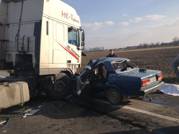 На Закарпатті вантажівка розчавила легковик: двоє загиблих