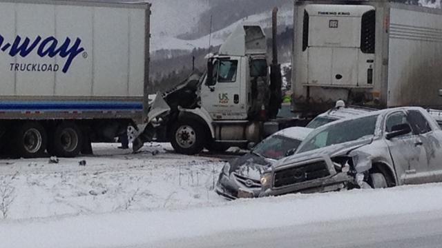 На скоростном шоссе в США столкнулись 30 авто. Видео