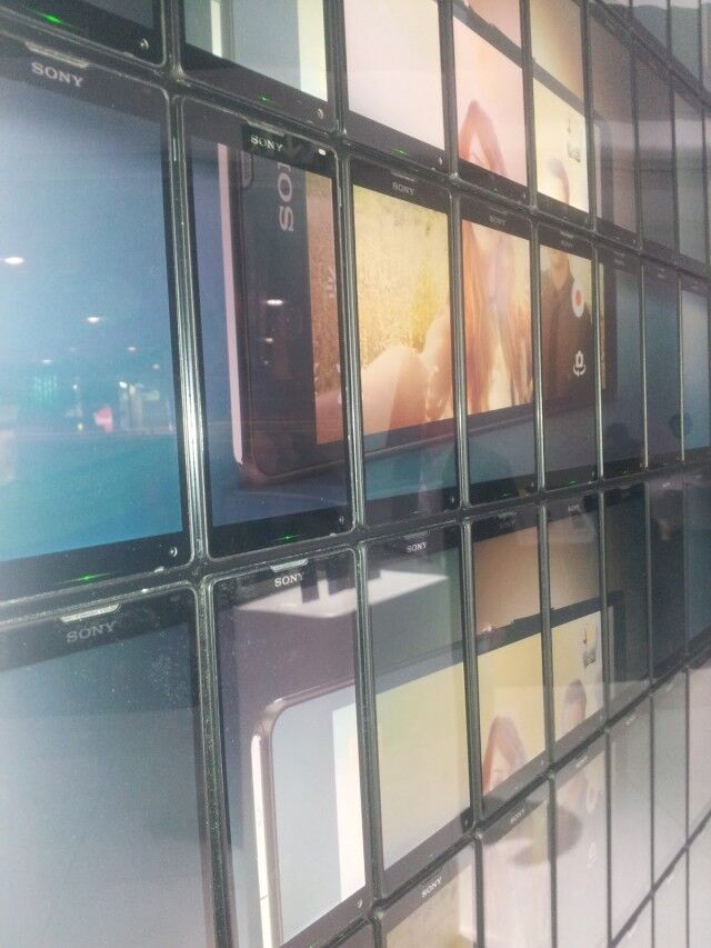 Sony сложила видеостену из 196 смартфонов. Фото. Видео