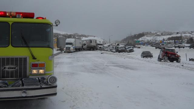 На скоростном шоссе в США столкнулись 30 авто. Видео