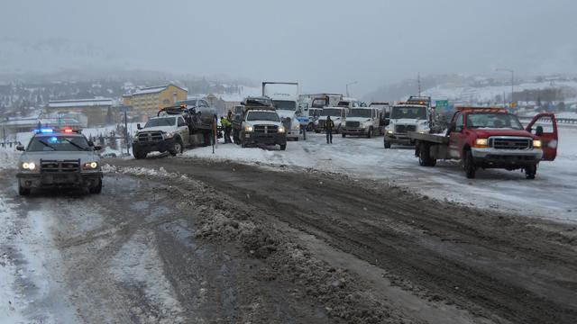 На скоростном шоссе в США столкнулись 30 авто. Видео