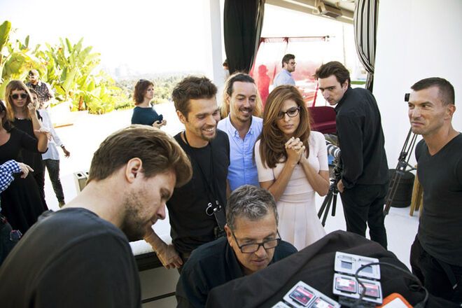 Ева Мендес работает с Марио Тестино для Vogue Eyewear. Фото