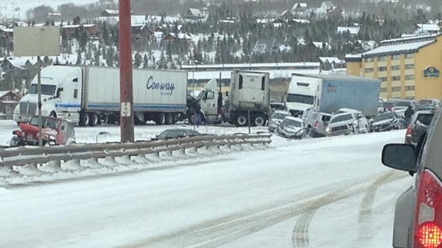 На скоростном шоссе в США столкнулись 30 авто. Видео