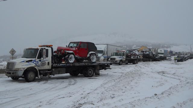 На скоростном шоссе в США столкнулись 30 авто. Видео