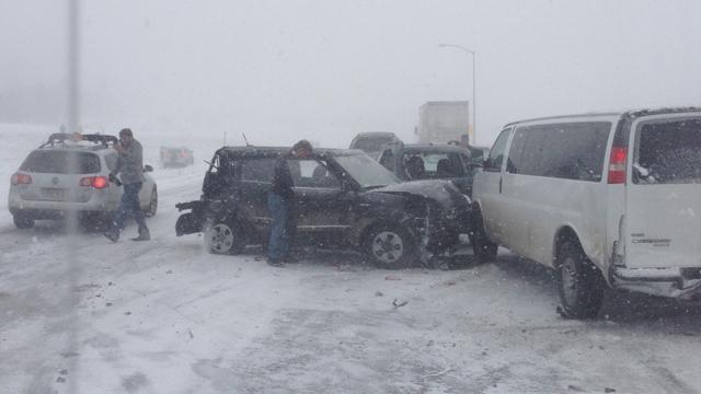 На скоростном шоссе в США столкнулись 30 авто. Видео