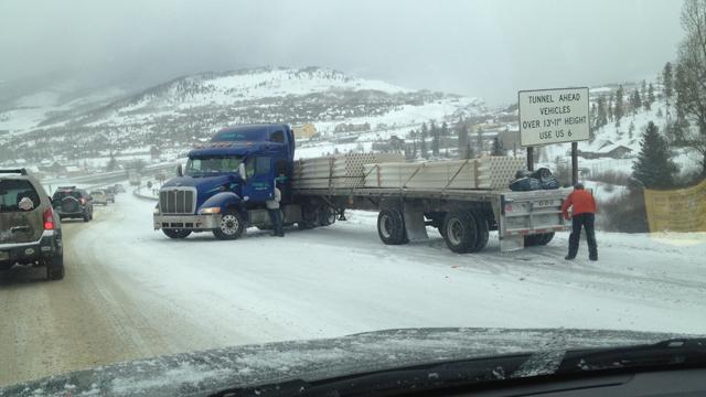 На скоростном шоссе в США столкнулись 30 авто. Видео