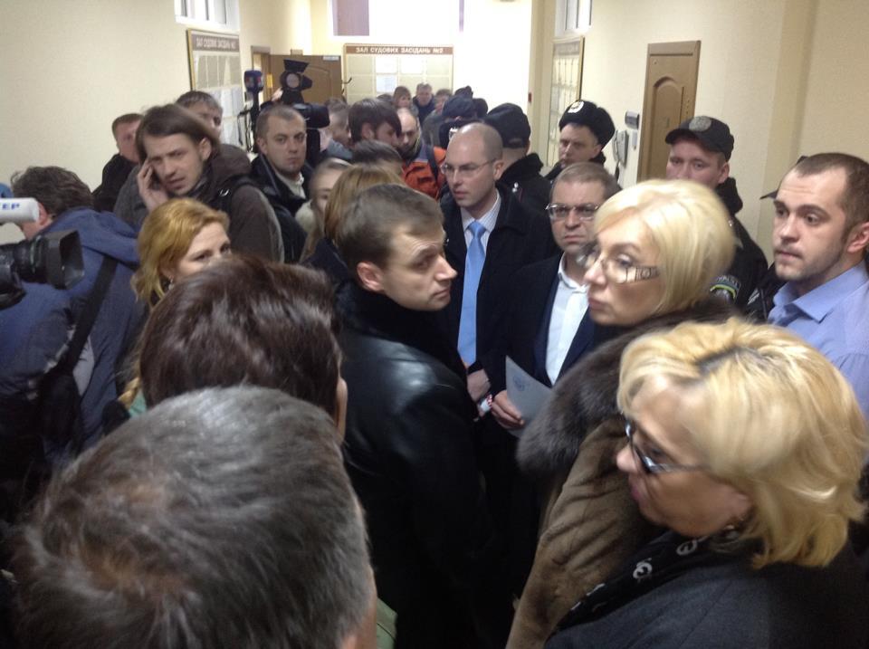 На засідання ВАСУ за Власенко прийшли Яценюк, Кличко і Тягнибок