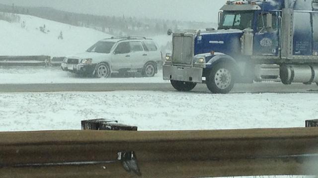 На скоростном шоссе в США столкнулись 30 авто. Видео