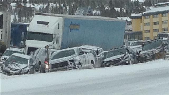 На скоростном шоссе в США столкнулись 30 авто. Видео
